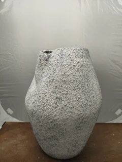 گلدان پتینه دفرمه دهانه کج آبی سفید | گل یاسمن